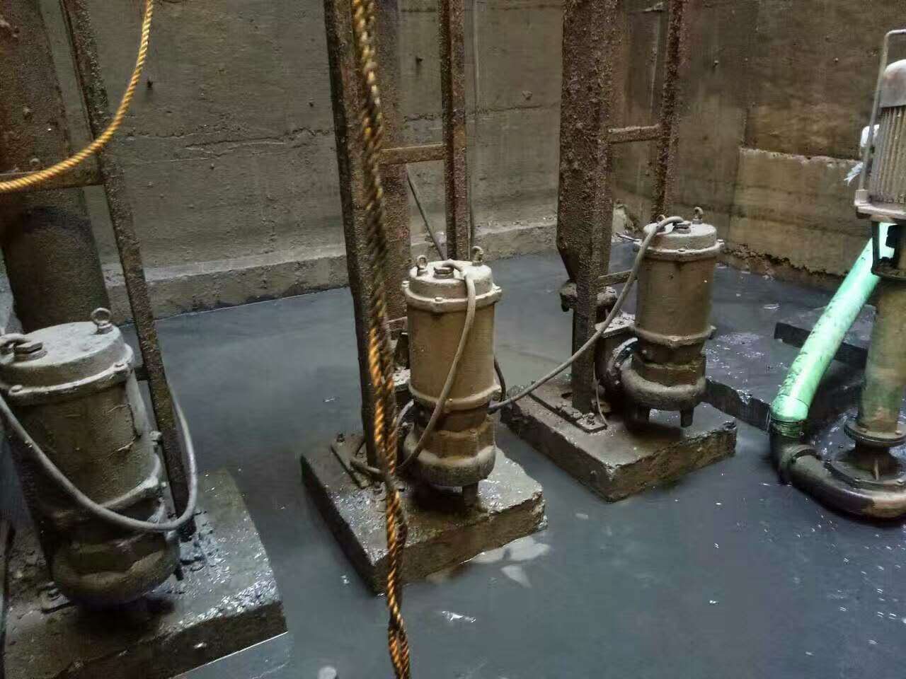 蚌山污水池清理