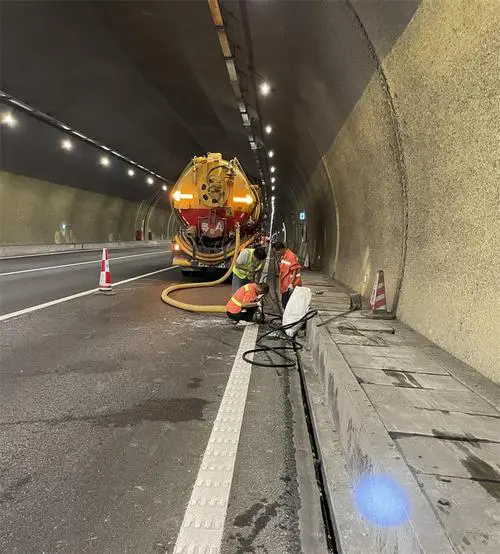 蚌山隧道排水渠清淤